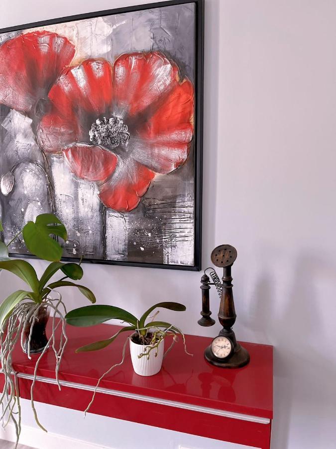 Elegant Garden Suite&2Mins Bus Station Close Lrt& Free Parking Calgary Exterior photo