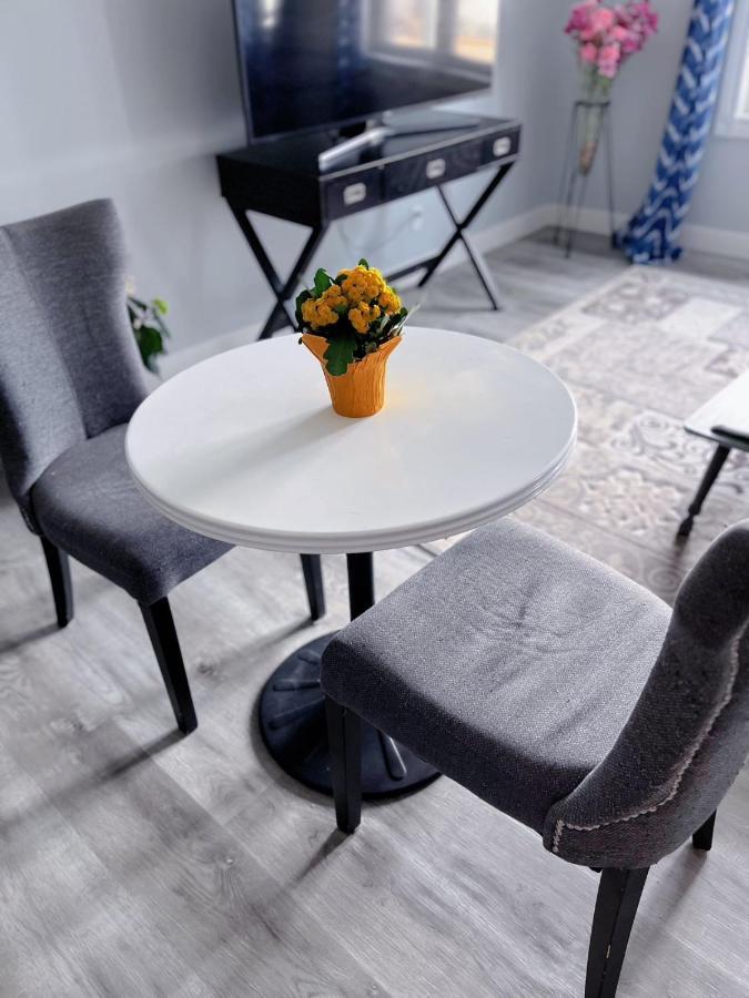 Elegant Garden Suite&2Mins Bus Station Close Lrt& Free Parking Calgary Exterior photo