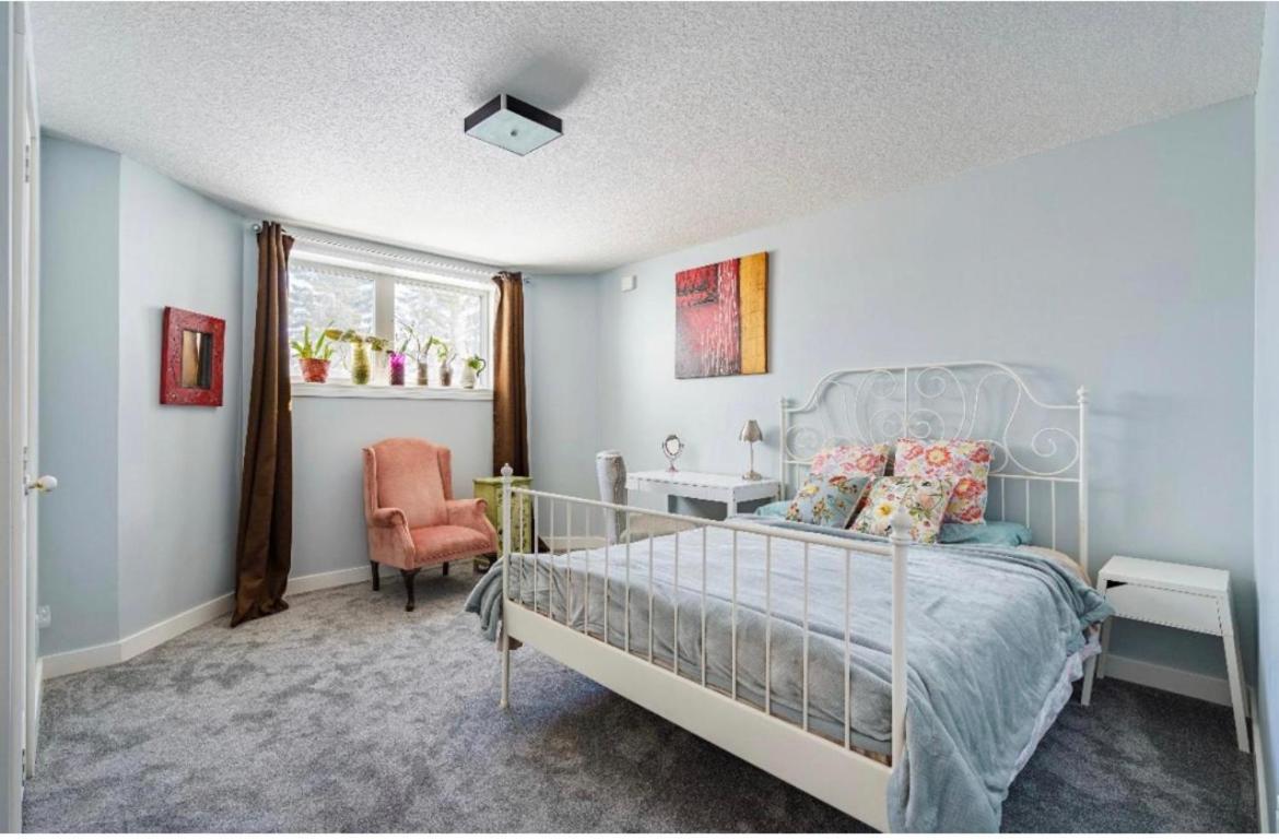 Elegant Garden Suite&2Mins Bus Station Close Lrt& Free Parking Calgary Exterior photo