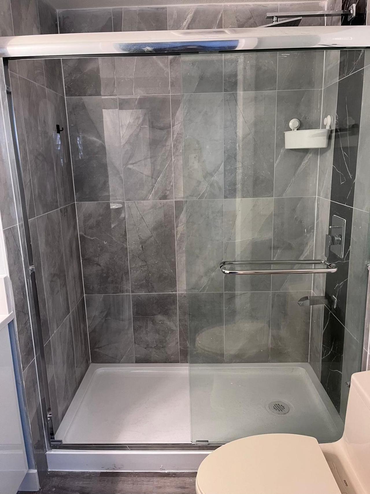 Elegant Garden Suite&2Mins Bus Station Close Lrt& Free Parking Calgary Room photo